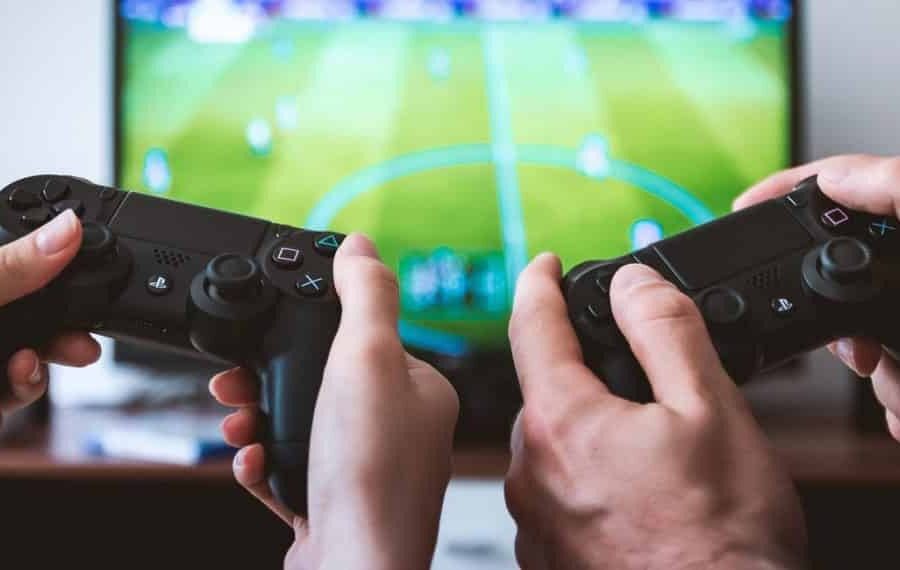 VR akiniai ir žaidimų konsolės: naujausios tendencijos