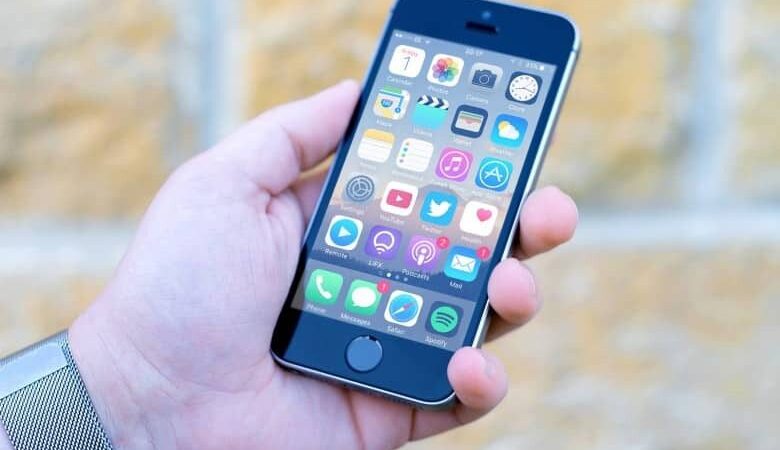 „Apple“ pigų „iPhone“ telefoną gali išleisti jau kitų metų pradžioje