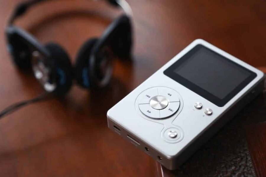 Daugiau nei 60 metų trunkanti nešiojamų muzikos grotuvų istorija: nuo radijo iki išmaniųjų telefonų