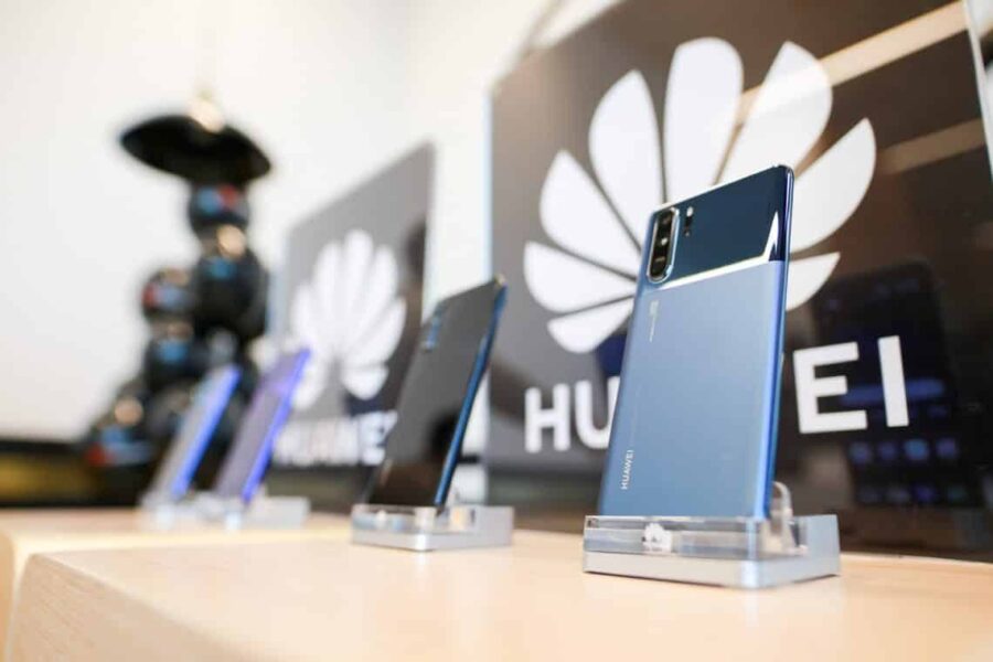 „Huawei“ Lietuvoje pažėrė naujienų: pristatė naują telefoną, ausines ir laikrodį
