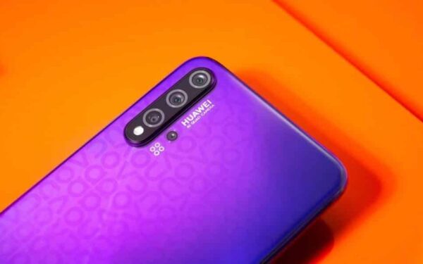 „Huawei“ ruošia naują „Nova“ serijos telefoną – 5G ryšys, dviguba asmenukių kamera ir puikus dizainas