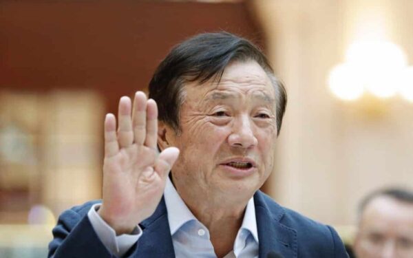 „Huawei“ vadovas ir vėl pastebėtas su „Apple“ produkcija, internete sparčiai išplito nuotrauka iš oro uosto