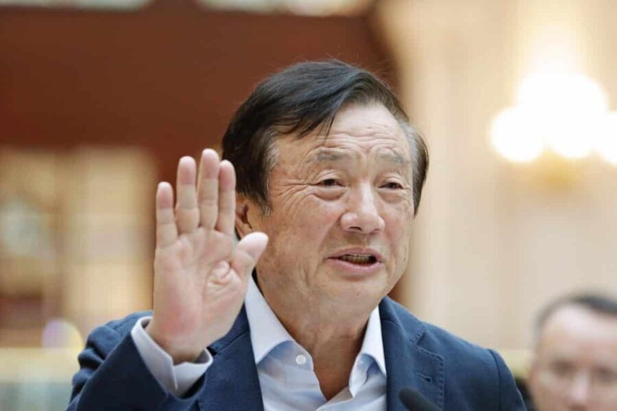 „Huawei“ vadovas ir vėl pastebėtas su „Apple“ produkcija, internete sparčiai išplito nuotrauka iš oro uosto