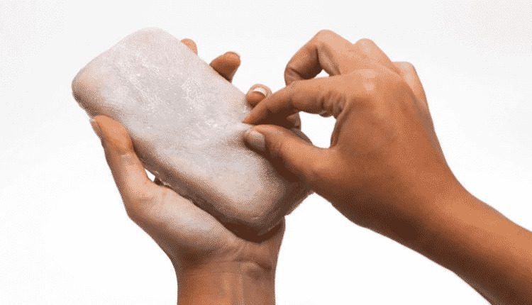 Kaip tik Helovinui: sukurtas žmogaus odą primenantis telefono dėklas