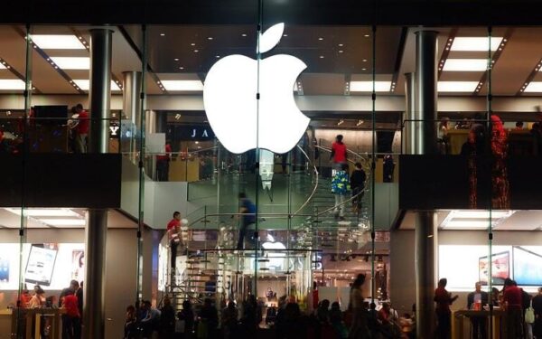 Rusijos pilietis padavė į teismą „Apple“ už jo pavertimą gėjumi