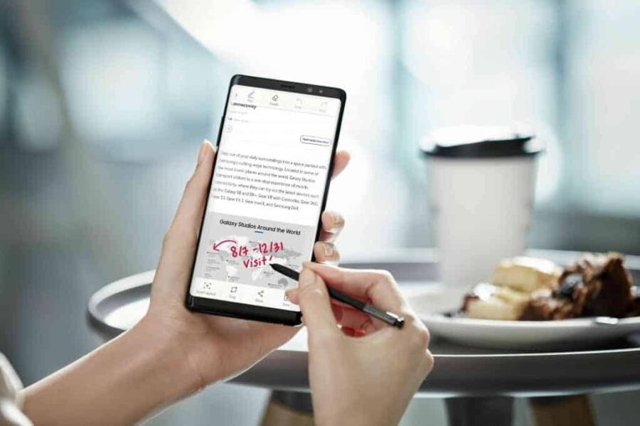 „Samsung” nori rodyti reklamas jūsų telefone