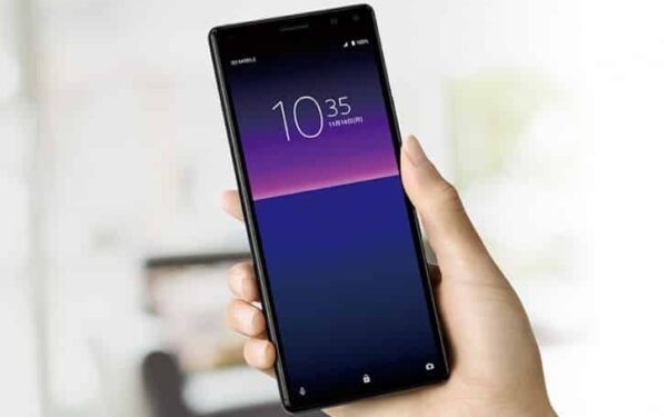 „Sony“ išleido dar vieną telefoną – pristatytas vidutinės klasės „Xperia 8“