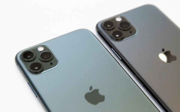 „Apple“ kitąmet planuoja parduoti kosminį kiekį „iPhone 12“ telefonų