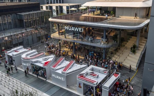 Daugybė „Huawei“ darbuotojų visame pasaulyje gavo premijas, sužinokite kiek ir kodėl