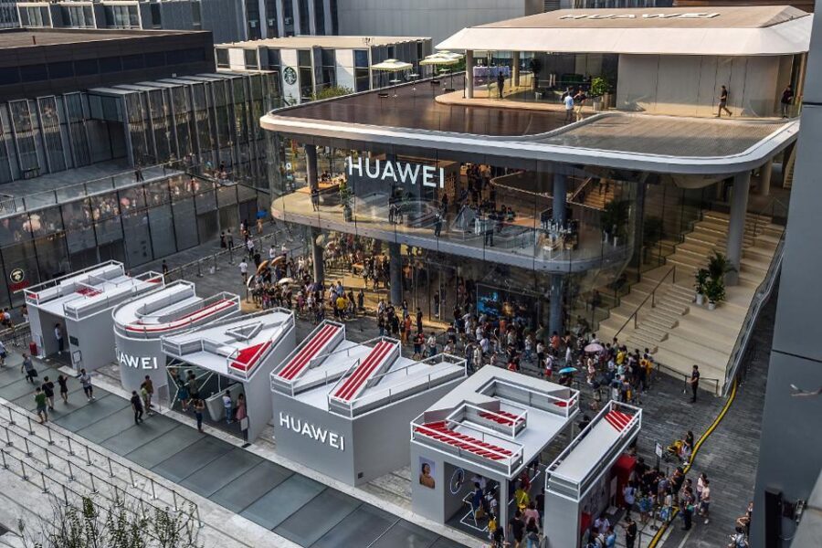 Daugybė „Huawei“ darbuotojų visame pasaulyje gavo premijas, sužinokite kiek ir kodėl