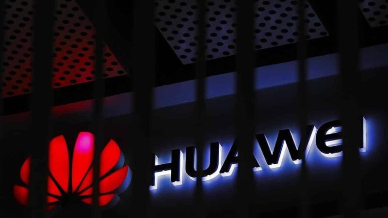 „Huawei” neketina sudėti ginklų: į teismą planuoja duoti JAV instituciją
