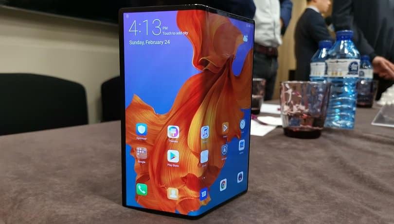 Kinijoje prasidėjo „Huawei Mate X“ prekyba, visi sulenkiamo telefono modeliai išparduoti vos per minutę