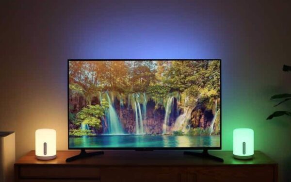 Puiki Kalėdų dovana „Apple” fanui – nebrangi balsu ir aplikacija valdoma naktinio staliuko lempa