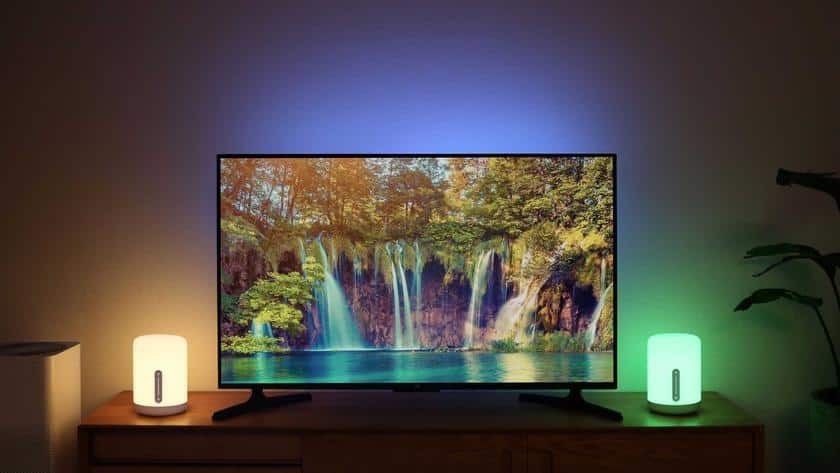 Puiki Kalėdų dovana „Apple” fanui – nebrangi balsu ir aplikacija valdoma naktinio staliuko lempa