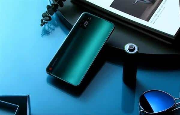 „Smartisan“ sugrįžta su nauju flagmanu – itin galingas, daug kamerų ir stilingas dizainas