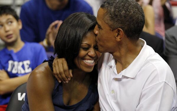 Video pusryčiai: Baracko Obamo bučinys krepšinio rungtynėse