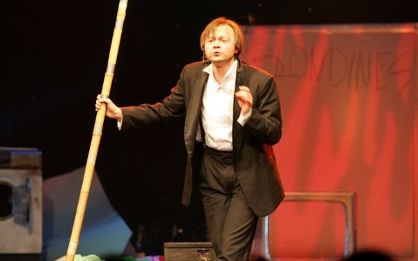 Jubiliejų švenčiantis „Urvinis žmogus“ kviečia į pasirodymus