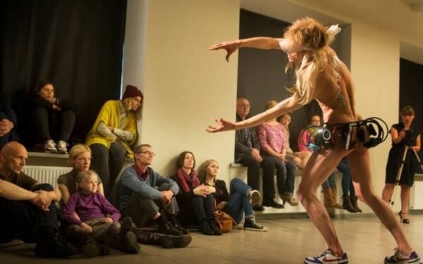 Adomo kostiumu Lietuvos scenoje debiutavęs A. Mulokas: „Neradau priežasties dėvėti drabužius“ (interviu)