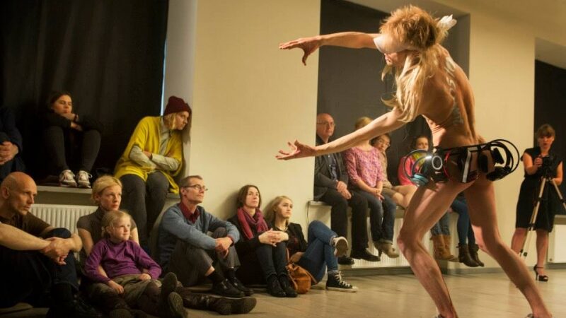 Adomo kostiumu Lietuvos scenoje debiutavęs A. Mulokas: „Neradau priežasties dėvėti drabužius“ (interviu)