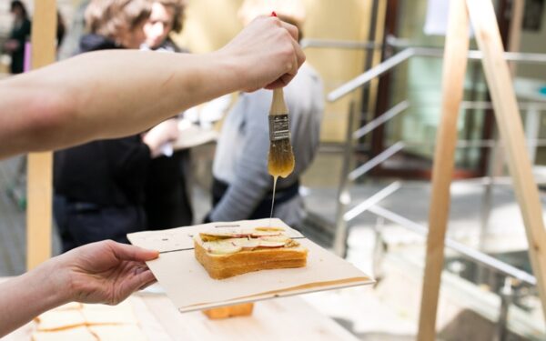 Maisto dirbtuvių dalyviai sumuštinių dizainui pasitelkė statybinius įrankius (foto)