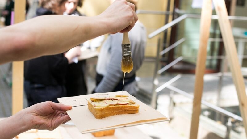 Maisto dirbtuvių dalyviai sumuštinių dizainui pasitelkė statybinius įrankius (foto)