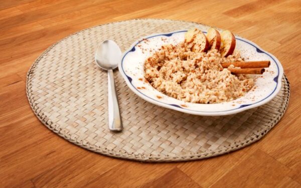 Avižinė košė su obuoliais ir cinamonu