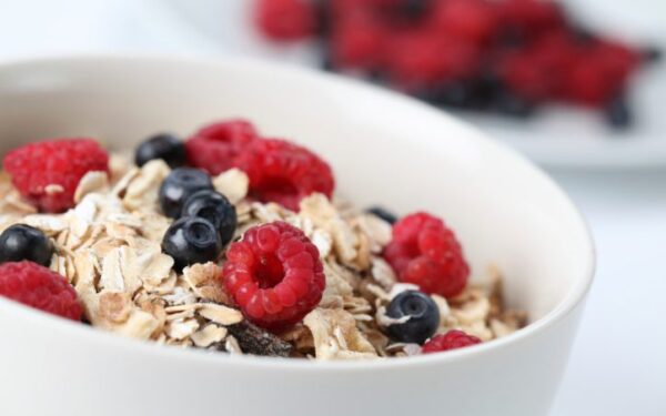 Sausi pusryčiai su jogurtu ir vaisiais