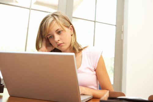 Ar paauglėms tikrai kenkia internetas?