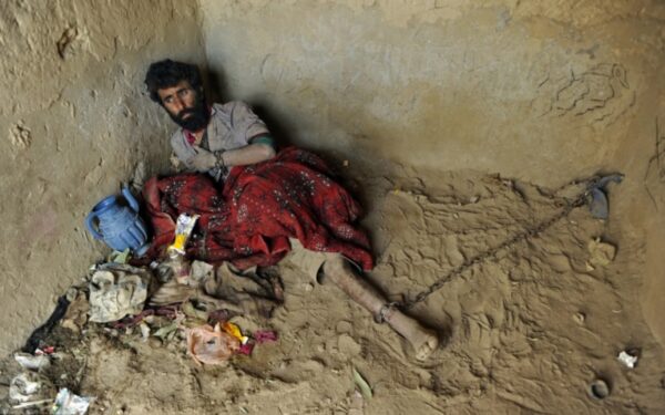 Piktųjų dvasių išvarymas: mėnuo vienutėje su grandinėmis ant kojų ir rankų  (foto, N-18)