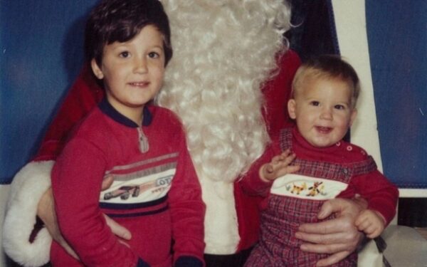 Broliai tris dešimtmečius fotografavosi su Kalėdų seneliu (foto)