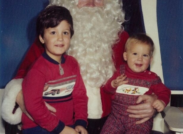 Broliai tris dešimtmečius fotografavosi su Kalėdų seneliu (foto)