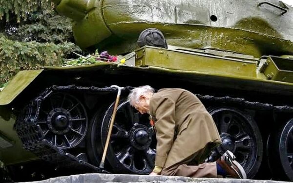 Širdį daužančios nuotraukos: užfiksuoti jautrūs žmonijos istorijos momentai (foto)