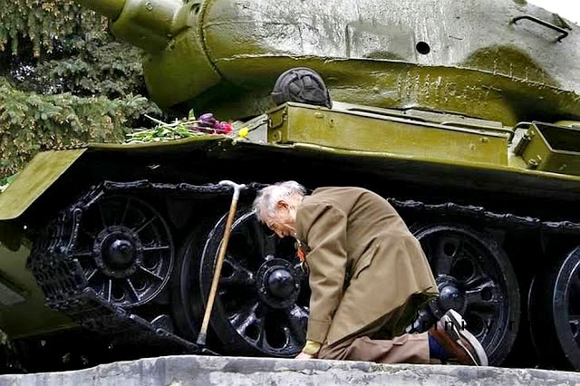 Širdį daužančios nuotraukos: užfiksuoti jautrūs žmonijos istorijos momentai (foto)