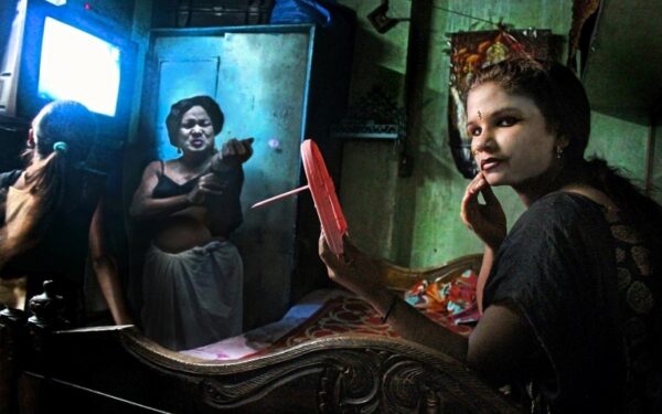 Gimti viešnamyje. Nuotraukos iš Kalkutos raudonųjų žibintų kvartalo