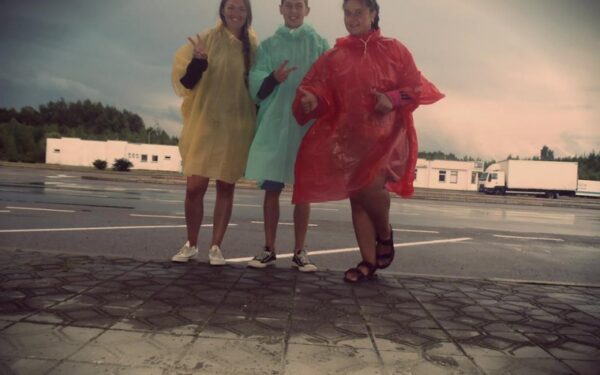 Keliavimo autostopu gidas arba trijų lietuvaičių nuotykiai Europos keliuose