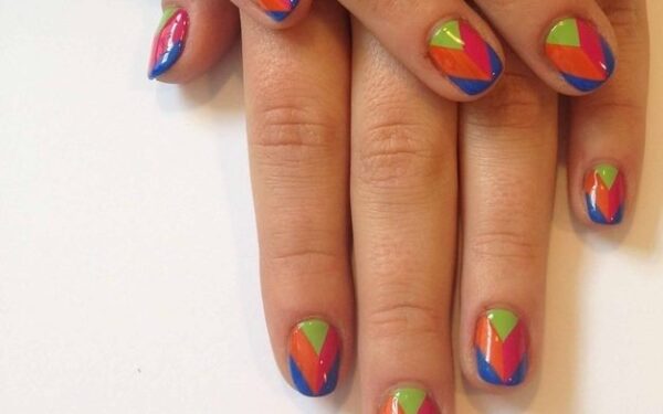 Žingsnis po žingsnio – kaip pasidaryti madingą geometrinį manikiūrą