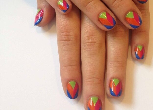 Žingsnis po žingsnio – kaip pasidaryti madingą geometrinį manikiūrą