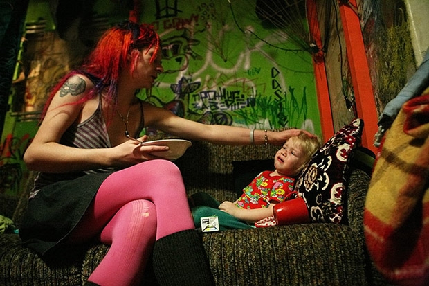 Sulaužyti likimai: mažylės gyvenimas su narkomanais tėvais (foto)