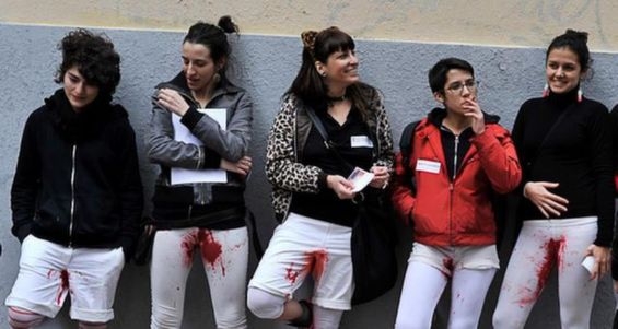 Gatvėje kruvinomis kelnėmis – kova už moterų lygybę (foto)