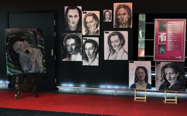 Kino teatruose – lietuviškos siaubo dramos „Rūsys“ herojės tapybos darbų paroda