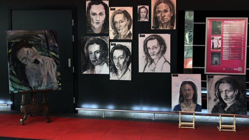 Kino teatruose – lietuviškos siaubo dramos „Rūsys“ herojės tapybos darbų paroda