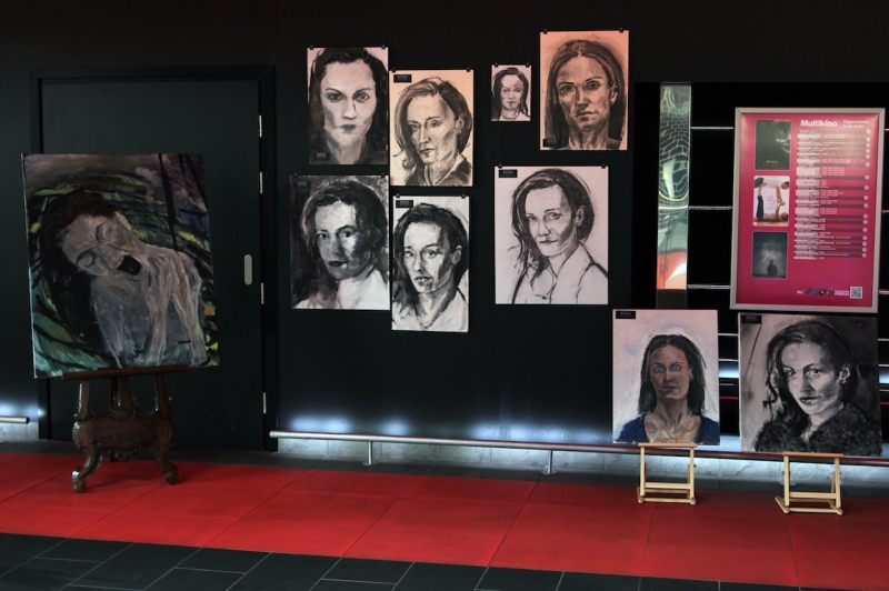 Kino teatruose – lietuviškos siaubo dramos „Rūsys“ herojės tapybos darbų paroda