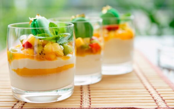 Dvisluoksnis braškių ir mangų kokteilis