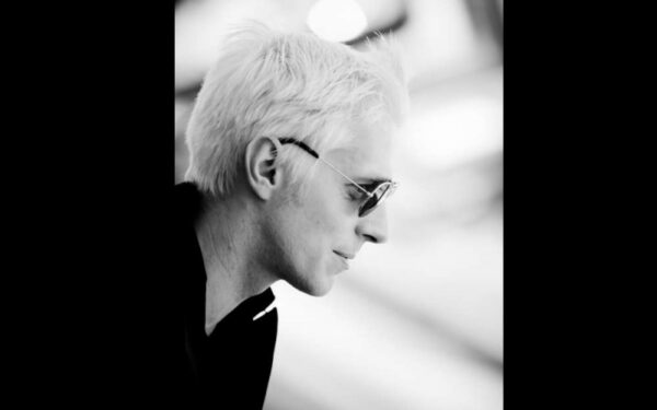 Saulius Prūsaitis visiems lietuviams, ten ir čia, dovanoja šventinę dainą