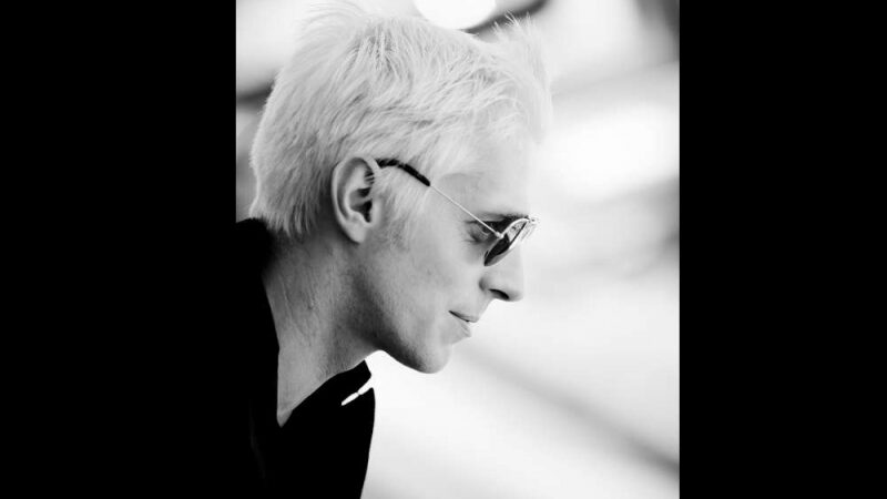 Saulius Prūsaitis visiems lietuviams, ten ir čia, dovanoja šventinę dainą