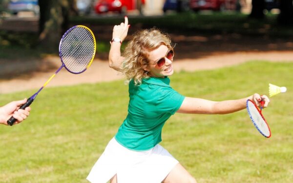 Sekmadienio popietę  Lukiškių aikštėje plunksnines gaudė badmintono tinklai (foto)