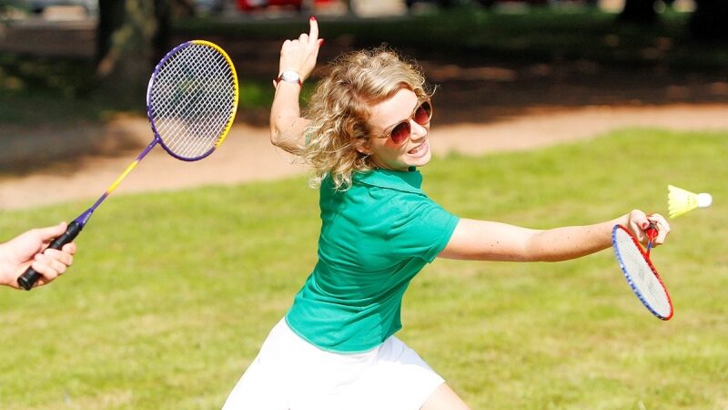 Sekmadienio popietę  Lukiškių aikštėje plunksnines gaudė badmintono tinklai (foto)