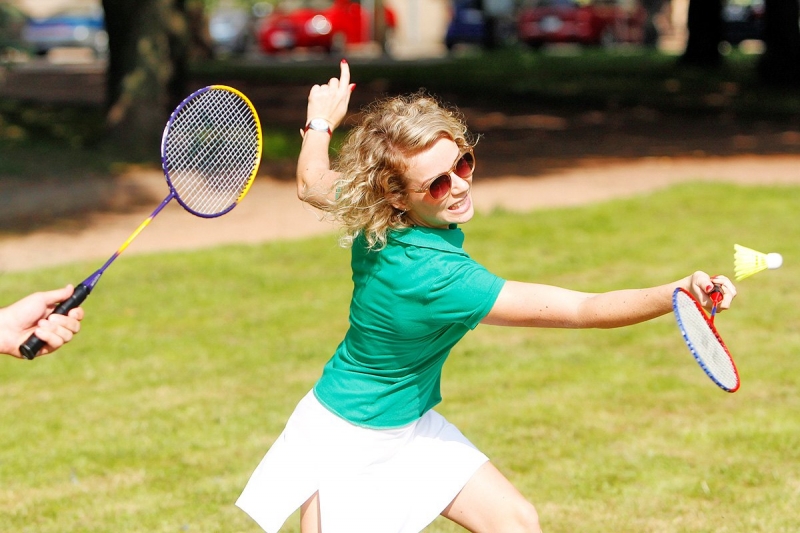 Sekmadienio popietę  Lukiškių aikštėje plunksnines gaudė badmintono tinklai (foto)