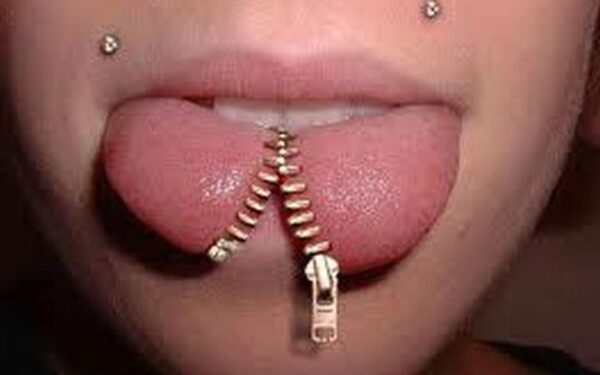 „Keisčiausios modifikacijos“ arba „Ką galima padaryti savo lūpoms ir liežuviui“ (foto)
