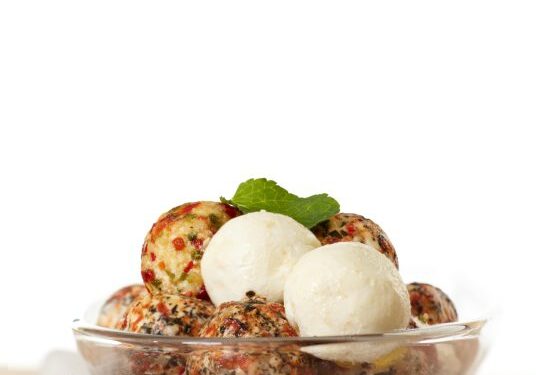 Sūrio rutuliukai su vynuogėmis